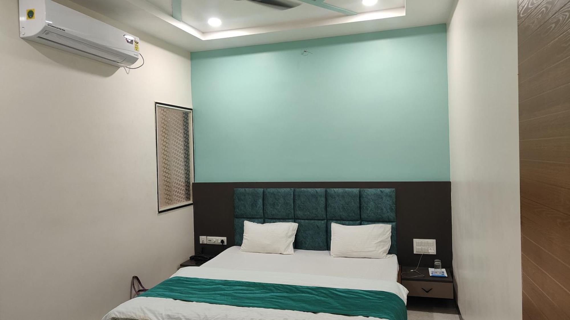 Yashomati Hotel Maheshwar Esterno foto