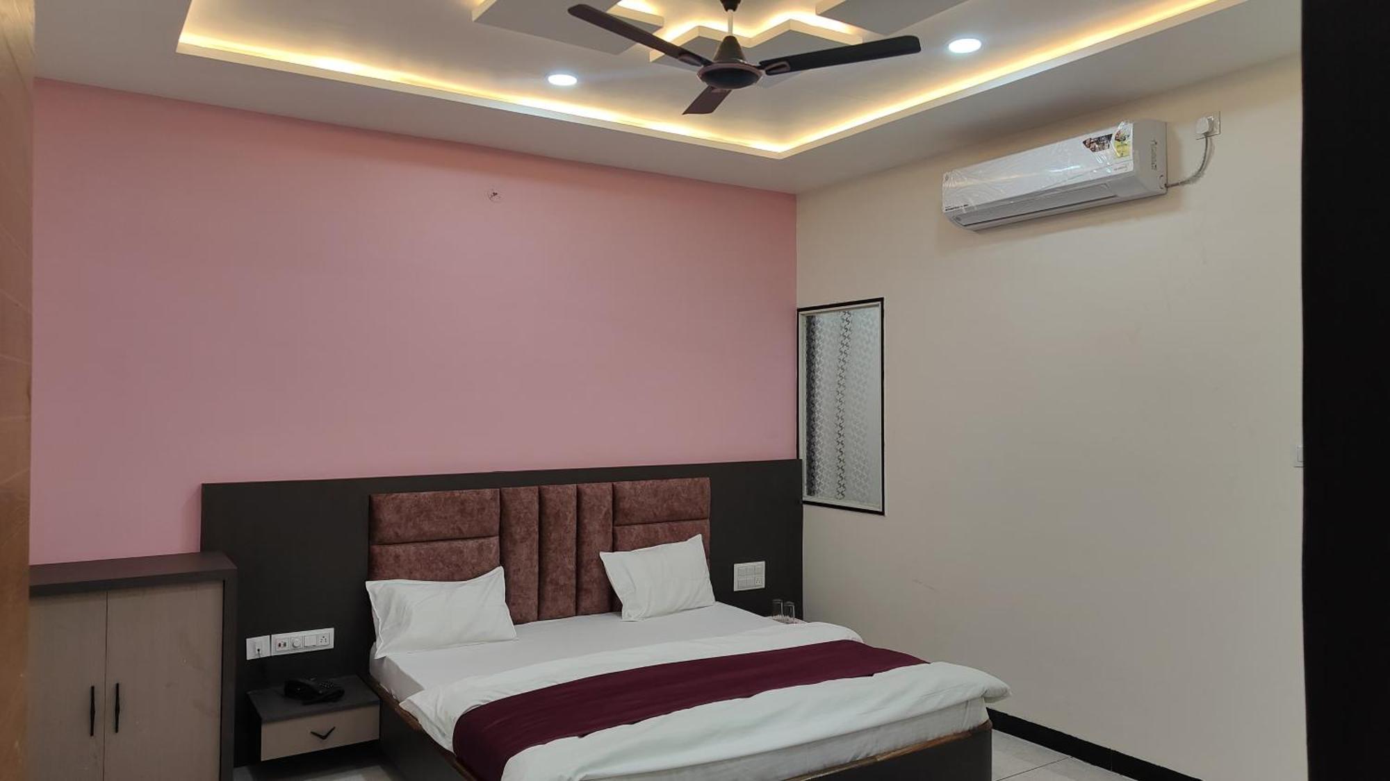 Yashomati Hotel Maheshwar Esterno foto