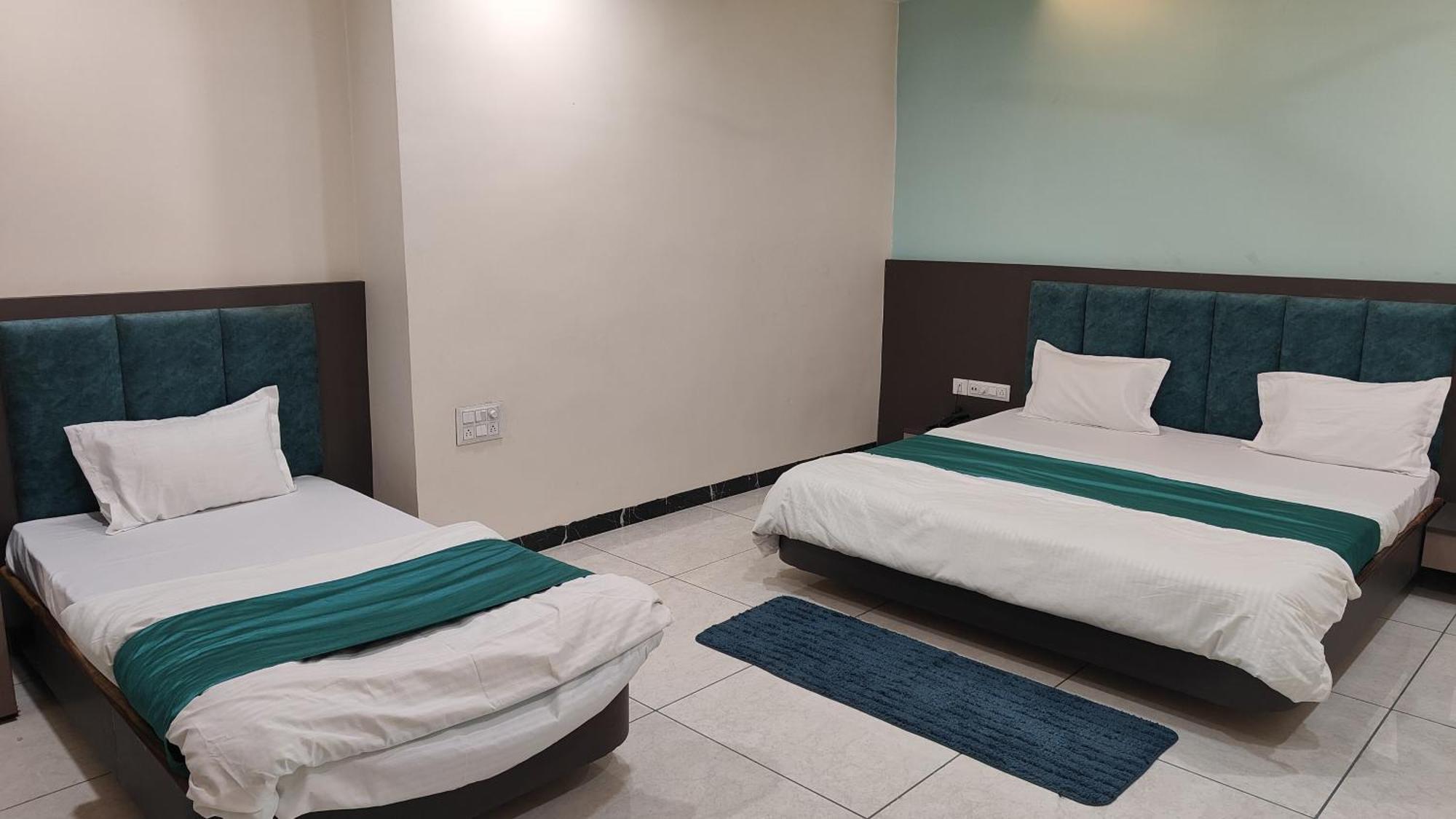 Yashomati Hotel Maheshwar Esterno foto